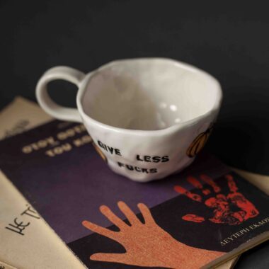 Handmade ceramic mug, perfect for coffee with the really cool quote give less fucks. this mug has always painted on fruits of the season. χειροποίητη κεραμική κούπα , τέλεια για καφέ με το πολύ κουλ quote give less fucks. Αυτή η κούπα έχει πάντα ζωγραφισμένα φρούτα και λαχανικά ανάλογα με την εποχή.
