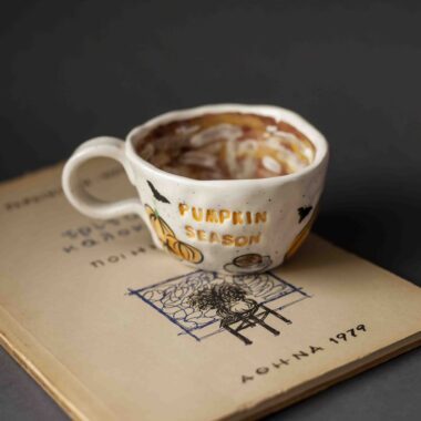 A beautiful ceramic mug that writes pumpkin spice and has on it hot beverages, chocolates , cinammon sticks and total fall vibe. perfect for your coffee. χειροποίητη κεραμική κούπα που γράφει pumpkin spice και έχει πάνω ζωγραφισμένα ροφήματα με σαντιγί , στικ κανέλας, και σοκολάτα. Ιδανική για καφέ.