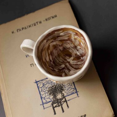 A beautiful ceramic mug that writes pumpkin spice and has on it hot beverages, chocolates , cinammon sticks and total fall vibe. perfect for your coffee. χειροποίητη κεραμική κούπα που γράφει pumpkin spice και έχει πάνω ζωγραφισμένα ροφήματα με σαντιγί , στικ κανέλας, και σοκολάτα. Ιδανική για καφέ.