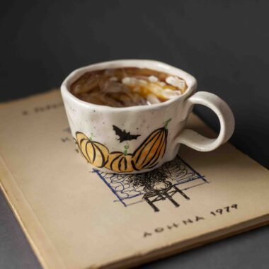 A beautiful ceramic mug that writes pumpkin spice and has on it hot beverages, chocolates , cinammon sticks and total fall vibe. perfect for your coffee. χειροποίητη κεραμική κούπα που γράφει pumpkin spice και έχει πάνω ζωγραφισμένα ροφήματα με σαντιγί , στικ κανέλας, και σοκολάτα. Ιδανική για καφέ.