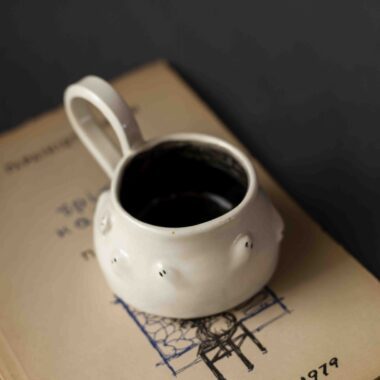Ceramic handmade mug with 3d ghosts. Perfect for coffee and tea. With halloween Vibes. Χειροποίητη κεραμική κούπα με 3D φαντασματάκια. κατάλληλη για το Χάλογουιν για ζεστούς καφέδες.