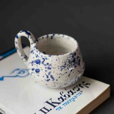 minimal ceramic mug with blue dots. perfect for espresso and turkish coffee. μίνιμαλ κεραμική κούπα με μπλε ντοτς. Ιδανική για εσπρέσσο και ελληνικό καφέ.