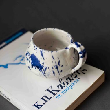 minimal ceramic mug with blue dots. perfect for espresso and turkish coffee. μίνιμαλ κεραμική κούπα με μπλε ντοτς. Ιδανική για εσπρέσσο και ελληνικό καφέ.