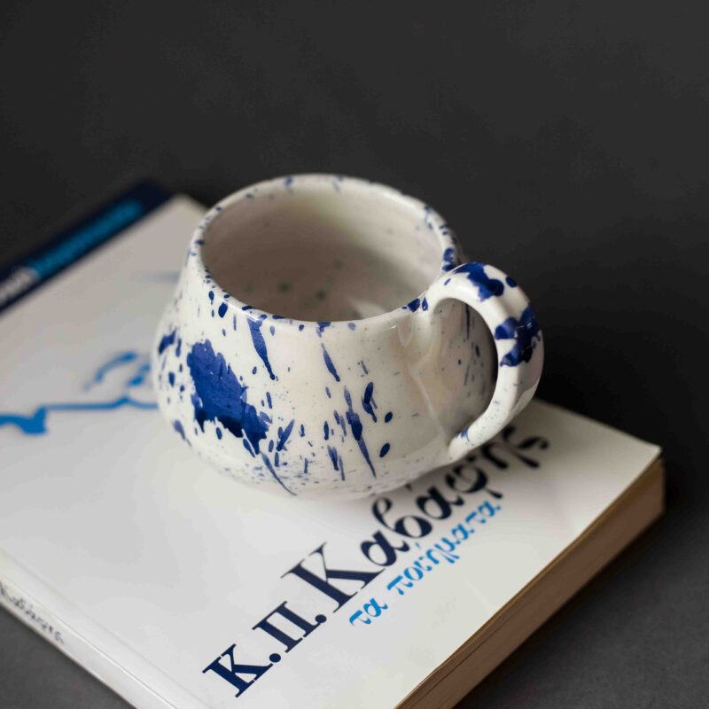 minimal ceramic mug with blue dots. perfect for espresso and turkish coffee. μίνιμαλ κεραμική κούπα με μπλε ντοτς. Ιδανική για εσπρέσσο και ελληνικό καφέ.