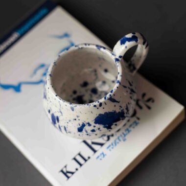minimal ceramic mug with blue dots. perfect for espresso and turkish coffee. μίνιμαλ κεραμική κούπα με μπλε ντοτς. Ιδανική για εσπρέσσο και ελληνικό καφέ.