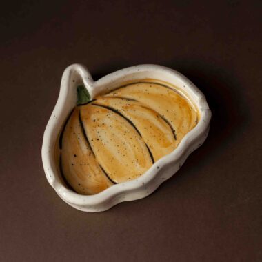 Pumkin ashtray for halloween and fall vibes. Κολοκύθα τασάκι για Χάλογουιν και φθινοπωρινά vibes.