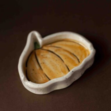 Pumkin ashtray for halloween and fall vibes. Κολοκύθα τασάκι για Χάλογουιν και φθινοπωρινά vibes.