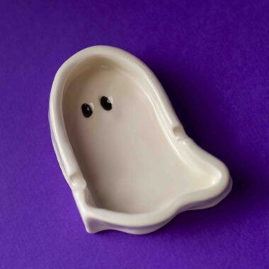 ceramic ashtray ghost. κεραμικό τασάκι φάντασμα.