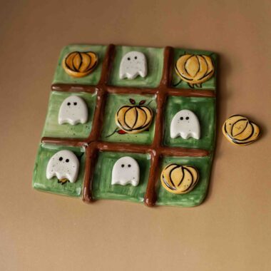 cute halloween tic tac toe with ghosts and pumpkins. κεραμικό παιχνίδι τρίλιζα με κολοκύθες και φαντάσματα σαν πούλια.