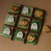 cute halloween tic tac toe with ghosts and pumpkins. κεραμικό παιχνίδι τρίλιζα με κολοκύθες και φαντάσματα σαν πούλια.