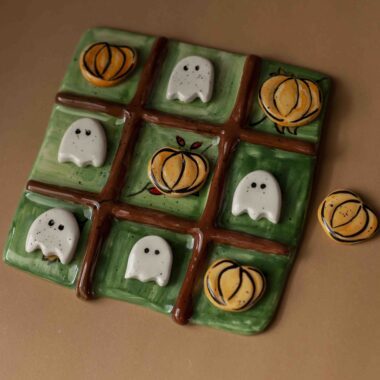 cute halloween tic tac toe with ghosts and pumpkins. κεραμικό παιχνίδι τρίλιζα με κολοκύθες και φαντάσματα σαν πούλια.