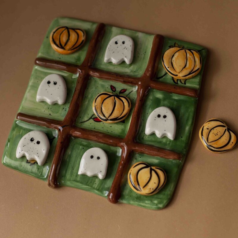 cute halloween tic tac toe with ghosts and pumpkins. κεραμικό παιχνίδι τρίλιζα με κολοκύθες και φαντάσματα σαν πούλια.