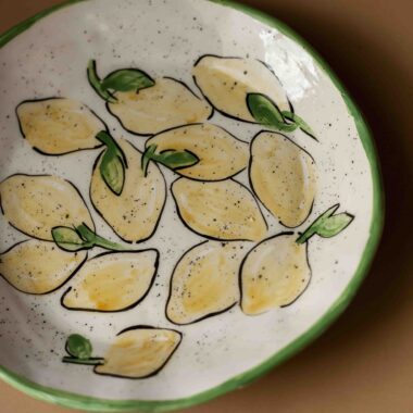 handmade ceramic lemon plate. χειροποίητο πιάτο με λεμόνια.