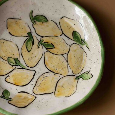 handmade ceramic lemon plate. χειροποίητο πιάτο με λεμόνια.
