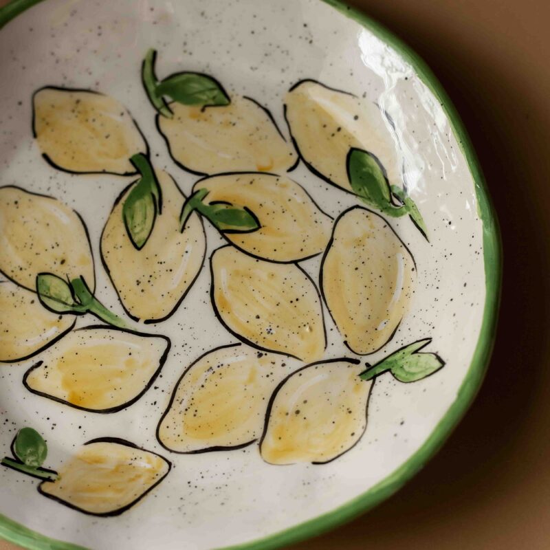 handmade ceramic lemon plate. χειροποίητο πιάτο με λεμόνια.