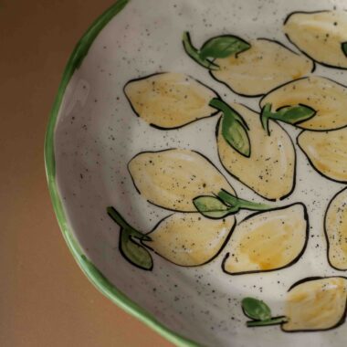 handmade ceramic lemon plate. χειροποίητο πιάτο με λεμόνια.