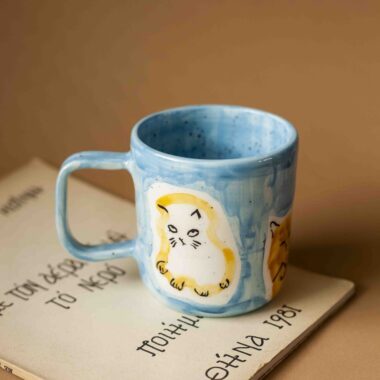 handmade ceramic blue mug with cats. perfect for coffee and tea. cute cats everywhere! χειροποίητη κεραμική κούπα με γάτες. τέλεια για καφέ και τσάι.