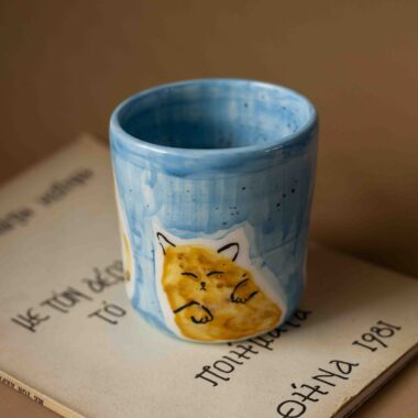 handmade ceramic blue mug with cats. perfect for coffee and tea. cute cats everywhere! χειροποίητη κεραμική κούπα με γάτες. τέλεια για καφέ και τσάι.
