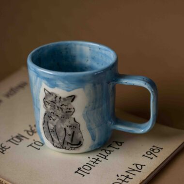 handmade ceramic blue mug with cats. perfect for coffee and tea. cute cats everywhere! χειροποίητη κεραμική κούπα με γάτες. τέλεια για καφέ και τσάι.