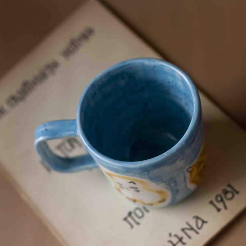 handmade ceramic blue mug with cats. perfect for coffee and tea. cute cats everywhere! χειροποίητη κεραμική κούπα με γάτες. τέλεια για καφέ και τσάι.