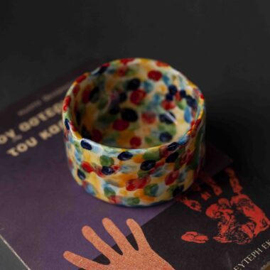 ashtray with brush painting. artistic and abstract. Αφηρημένο τασάκι με χρώματα.