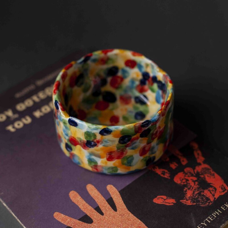 ashtray with brush painting. artistic and abstract. Αφηρημένο τασάκι με χρώματα.