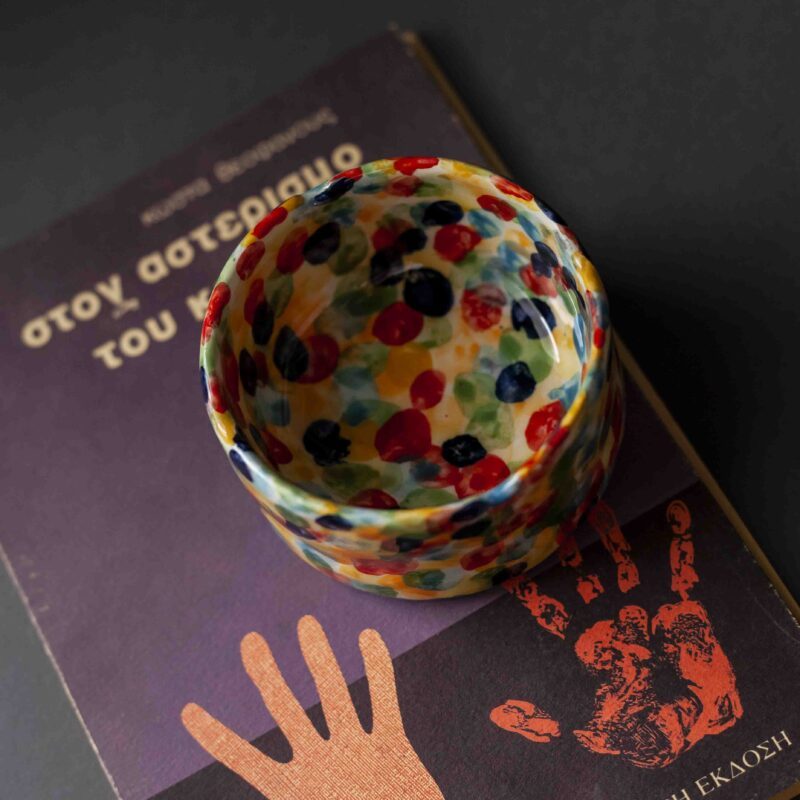 ashtray with brush painting. artistic and abstract. Αφηρημένο τασάκι με χρώματα.