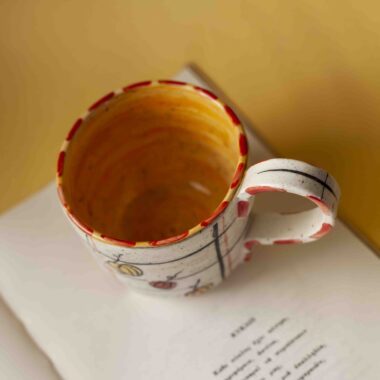 big ceramic mug with pumpkins in diffrent colors. perfect for coffee and tea. Μεγάλη κούπα με κολοκύθες σε διάφορα χρώματα. κατάλληλη για τσάι και καφέ.