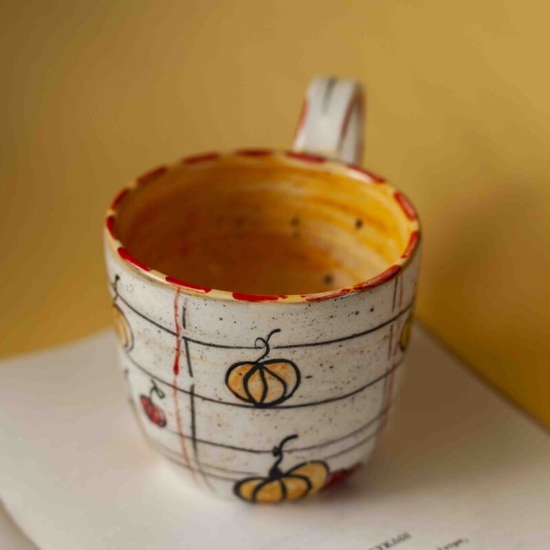 big ceramic mug with pumpkins in diffrent colors. perfect for coffee and tea. Μεγάλη κούπα με κολοκύθες σε διάφορα χρώματα. κατάλληλη για τσάι και καφέ.