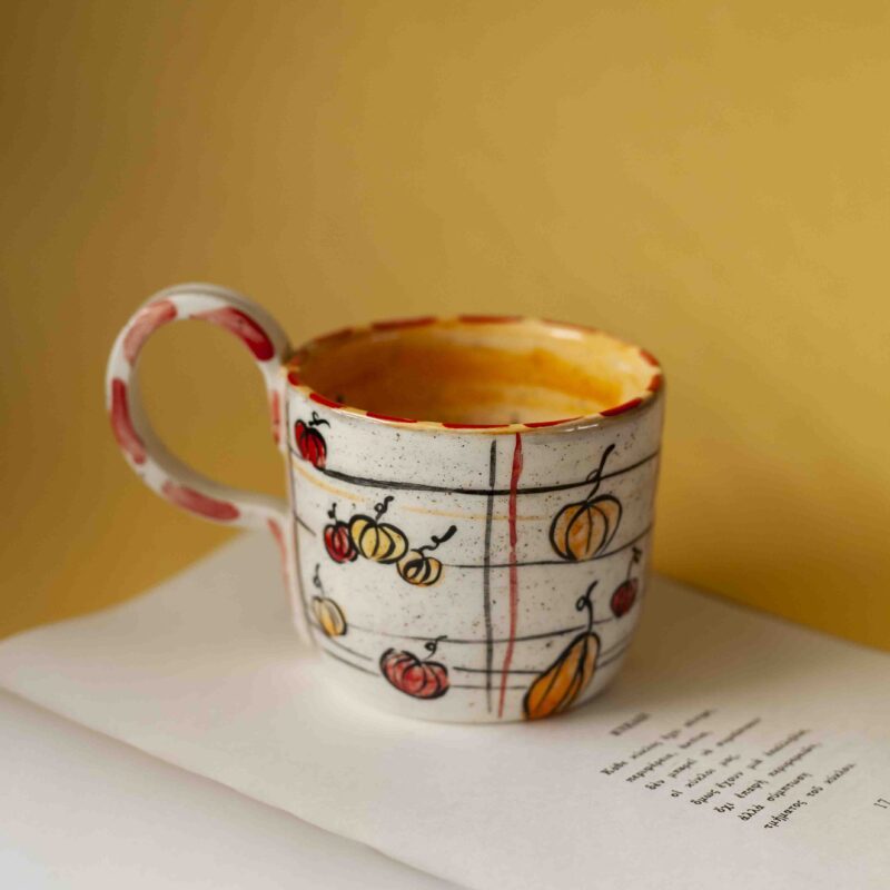 big ceramic mug with pumpkins in diffrent colors. perfect for coffee and tea. Μεγάλη κούπα με κολοκύθες σε διάφορα χρώματα. κατάλληλη για τσάι και καφέ.