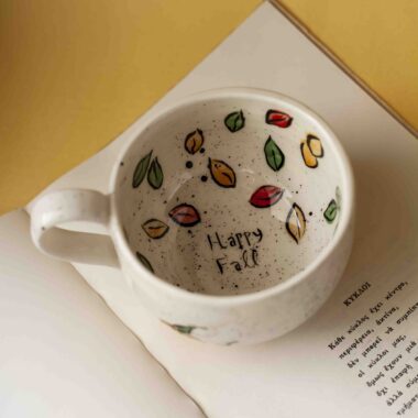 big ceramic mug with pumpkins in diffrent colors. perfect for coffee and tea. Μεγάλη κούπα με κολοκύθες σε διάφορα χρώματα. κατάλληλη για τσάι και καφέ.