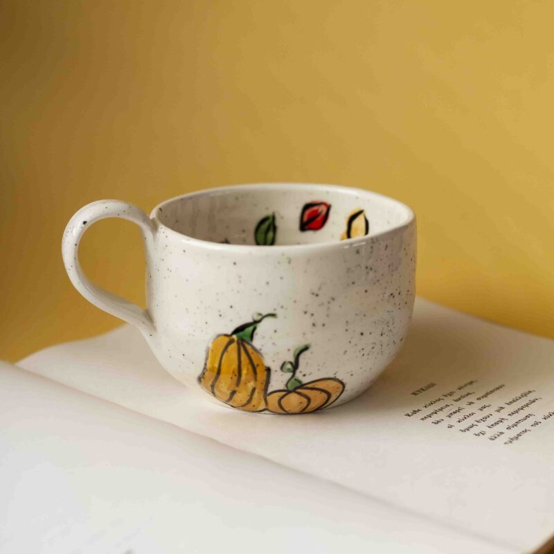 big ceramic mug with pumpkins in diffrent colors. perfect for coffee and tea. Μεγάλη κούπα με κολοκύθες σε διάφορα χρώματα. κατάλληλη για τσάι και καφέ.