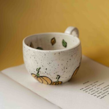 big ceramic mug with pumpkins in diffrent colors. perfect for coffee and tea. Μεγάλη κούπα με κολοκύθες σε διάφορα χρώματα. κατάλληλη για τσάι και καφέ.