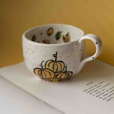 big ceramic mug with pumpkins in diffrent colors. perfect for coffee and tea. Μεγάλη κούπα με κολοκύθες σε διάφορα χρώματα. κατάλληλη για τσάι και καφέ.