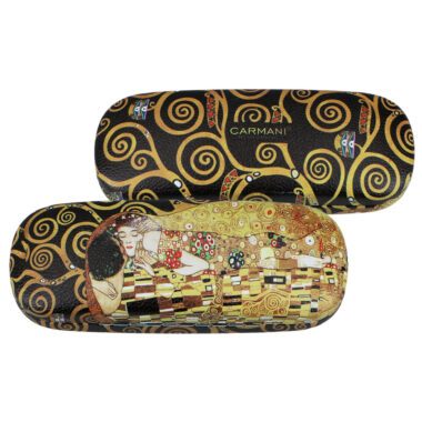 This elegant glasses case by CARMANI features Gustav Klimt’s iconic masterpiece The Kiss. Designed to protect your glasses with style, it combines practicality with artistic beauty. Lightweight and durable, it includes a soft interior lining to prevent scratches. A timeless accessory for art lovers.