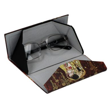 This foldable glasses case by CARMANI features Gustav Klimt’s iconic masterpiece The Kiss. Designed for convenience and style, it folds compactly for easy storage while protecting your glasses from scratches and damage. Lightweight, durable, and decorated with artistic details, it’s a perfect accessory for art lovers.