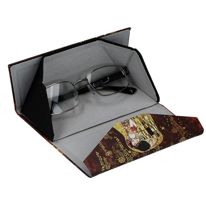 This foldable glasses case by CARMANI features Gustav Klimt’s iconic masterpiece The Kiss. Designed for convenience and style, it folds compactly for easy storage while protecting your glasses from scratches and damage. Lightweight, durable, and decorated with artistic details, it’s a perfect accessory for art lovers.