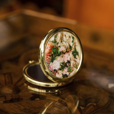 A charming compact mirror decorated with Vincent van Gogh’s romantic artwork Bouquet with Roses. Elegant and practical, it features a slim design that fits easily in any handbag or cosmetic pouch. Ideal for quick touch-ups on the go and a lovely gift for art lovers.