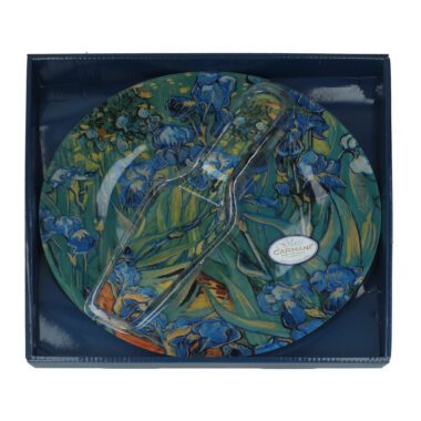 Εμπνευσμένο από το αριστούργημα του Vincent van Gogh «Ίριδες», αυτό το διακοσμητικό πιάτο της CARMANI ξεχωρίζει για τον καλλιτεχνικό του χαρακτήρα και τη ζωντανή του χρωματική παλέτα. Κατασκευασμένο από πορσελάνη υψηλής ποιότητας, μπορεί να χρησιμοποιηθεί τόσο για σερβίρισμα όσο και ως κομψό κομμάτι διακόσμησης. Συνοδεύεται από σπάτουλα στο ίδιο σχέδιο. Ιδανική επιλογή δώρου για λάτρεις της τέχνης.