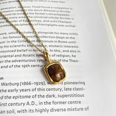 κολιέ Ethereal, καφέ πέτρα, ορείχαλκος, χειροποίητο κολιέ, Sunny Designs, κολιέ με ρητίνη, κομψό κόσμημα, γυναικείο κολιέ