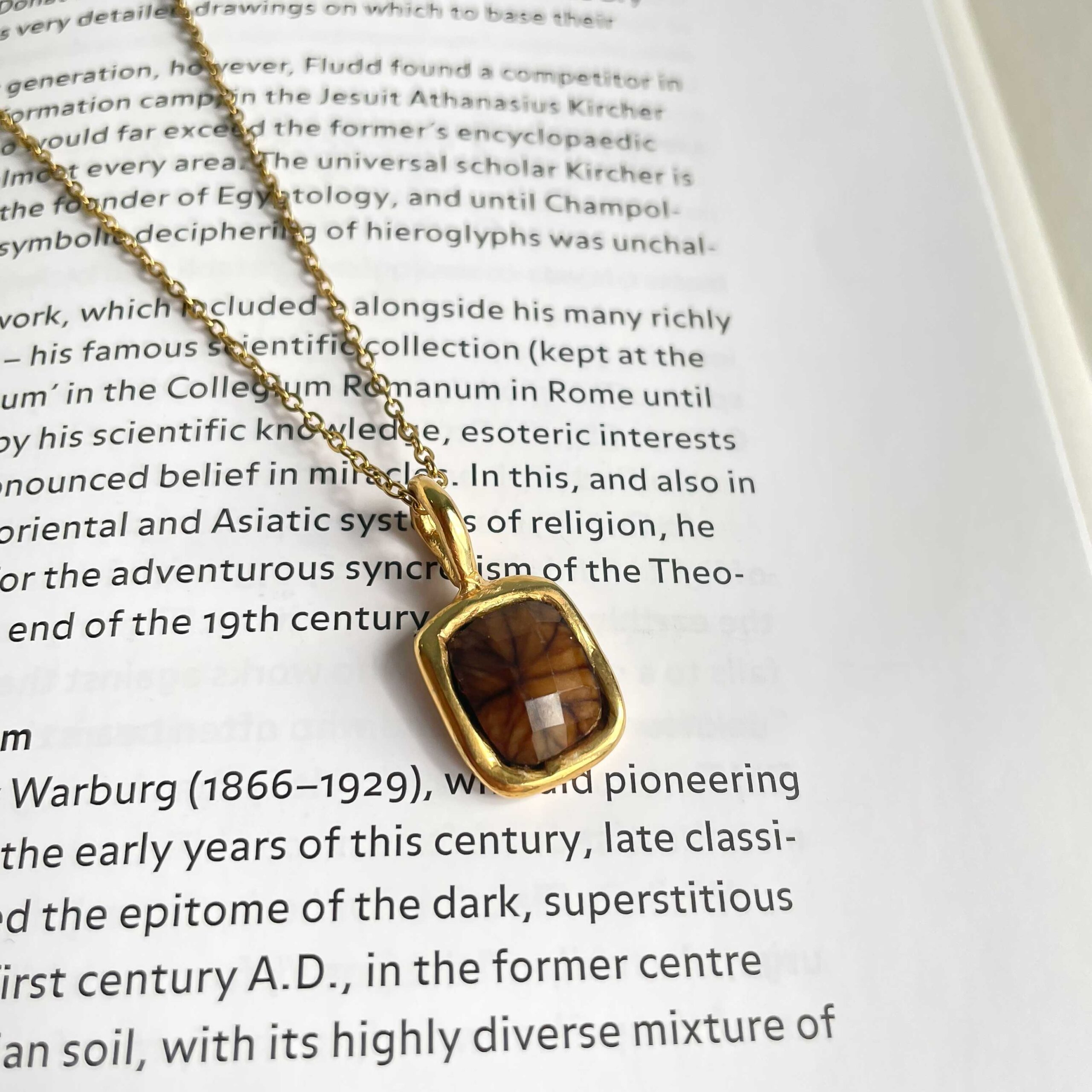 κολιέ Ethereal, καφέ πέτρα, ορείχαλκος, χειροποίητο κολιέ, Sunny Designs, κολιέ με ρητίνη, κομψό κόσμημα, γυναικείο κολιέ