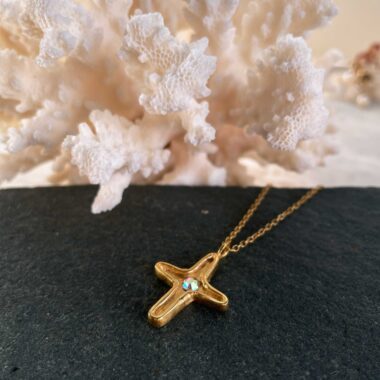 Το κολιέ Maria’s Cross είναι ένα διακριτικό σύμβολο πίστης και κομψότητας. Με μίνιμαλ σχεδιασμό και λαμπερή πρισματική πέτρα στο κέντρο, αυτό το χειροποίητο κολιέ της Sunny Designs ξεχωρίζει για τη διαχρονική του αισθητική και τη λεπτομέρεια στην κατασκευή. Ιδανικό για δώρο με νόημα ή για να συνοδεύει τις καθημερινές σας εμφανίσεις.