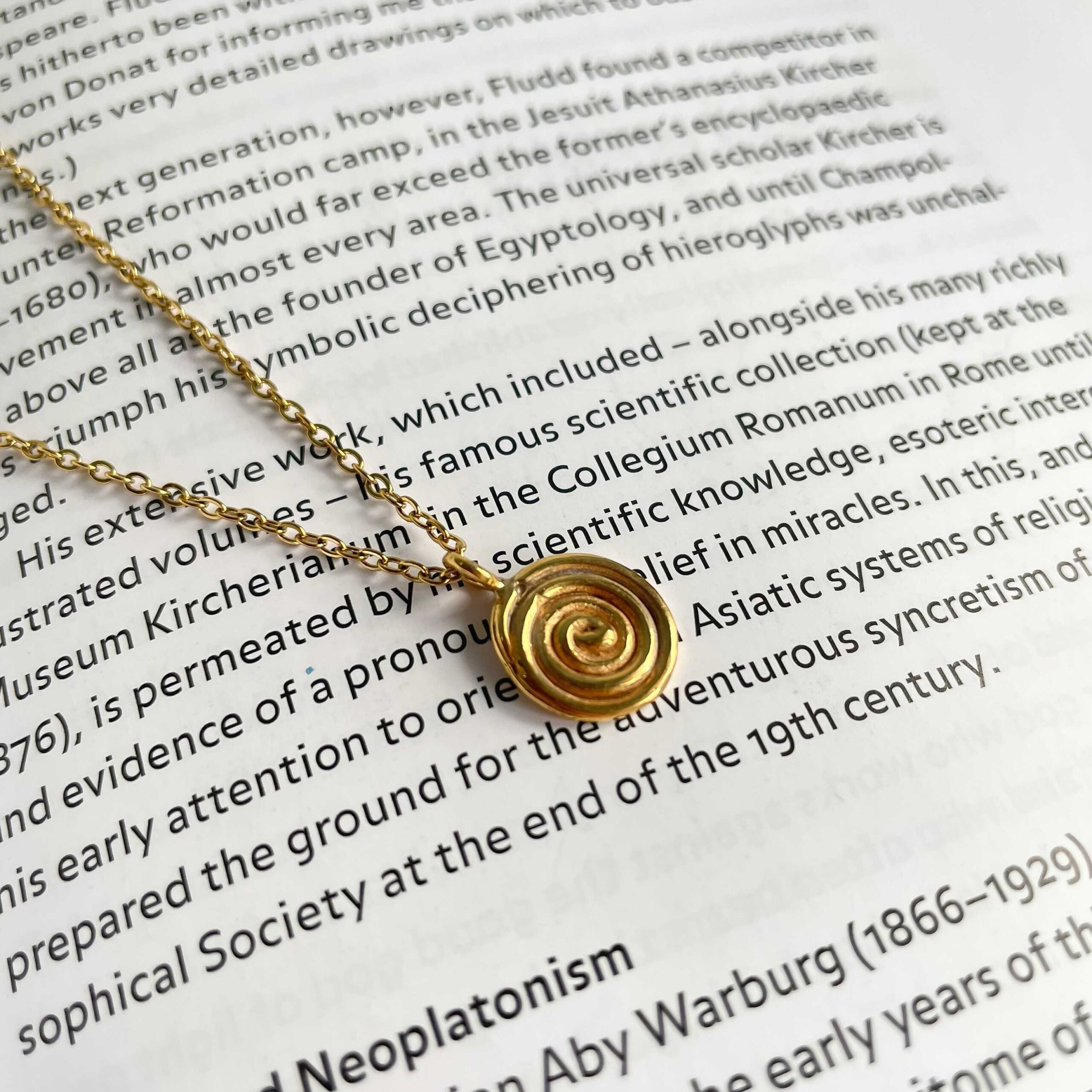 κολιέ Mini Spiral, ορείχαλκος, χειροποίητο κόσμημα, κολιέ με σπείρα, Sunny Designs, μίνιμαλ κόσμημα, γυναικείο κολιέ