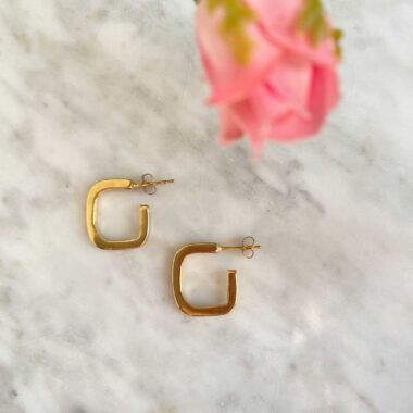 Τα Square Hoop σκουλαρίκια της Sunny Designs συνδυάζουν γεωμετρική κομψότητα με σύγχρονο στιλ. Χειροποίητα από υψηλής ποιότητας ορείχαλκο, διαθέτουν τετράγωνο σχήμα που προσθέτει μια δυναμική αλλά εκλεπτυσμένη πινελιά σε κάθε εμφάνιση. Ελαφριά και άνετα, είναι ιδανικά τόσο για καθημερινή χρήση όσο και για πιο ιδιαίτερες περιστάσεις.