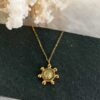 Το Starfire κολιέ της Sunny Designs λάμπει με μια απαλή, ουράνια λάμψη, χάρη στην ιριδίζουσα λευκή πέτρα στο κέντρο του. Χειροποίητο από ορείχαλκο, συνδυάζει απλότητα, κομψότητα και αέρινη φινέτσα — ιδανικό για κάθε περίσταση.