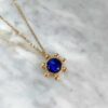 Το Starfire κολιέ της Sunny Designs διαθέτει εντυπωσιακή μπλε πέτρα cat’s eye μέσα σε μενταγιόν από ορείχαλκο σε σχήμα αστεριού. Η πέτρα αντανακλά το φως μαγευτικά, συμβολίζοντας τη διαίσθηση και τη διαύγεια. Ιδανικό για γυναίκες με αυτοπεποίθηση και στυλ.
