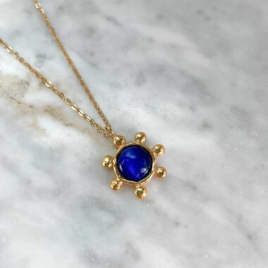 Το Starfire κολιέ της Sunny Designs διαθέτει εντυπωσιακή μπλε πέτρα cat’s eye μέσα σε μενταγιόν από ορείχαλκο σε σχήμα αστεριού. Η πέτρα αντανακλά το φως μαγευτικά, συμβολίζοντας τη διαίσθηση και τη διαύγεια. Ιδανικό για γυναίκες με αυτοπεποίθηση και στυλ.