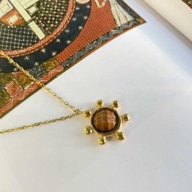 Το Starfire κολιέ της Sunny Designs συνδυάζει γήινη ζεστασιά με ουράνιο σχέδιο. Χειροποίητο από ορείχαλκο, με καφέ πέτρα που συμβολίζει τη σταθερότητα και την αρμονία. Ένα κομψό κόσμημα που ταιριάζει τέλεια σε φυσικούς χρωματισμούς.