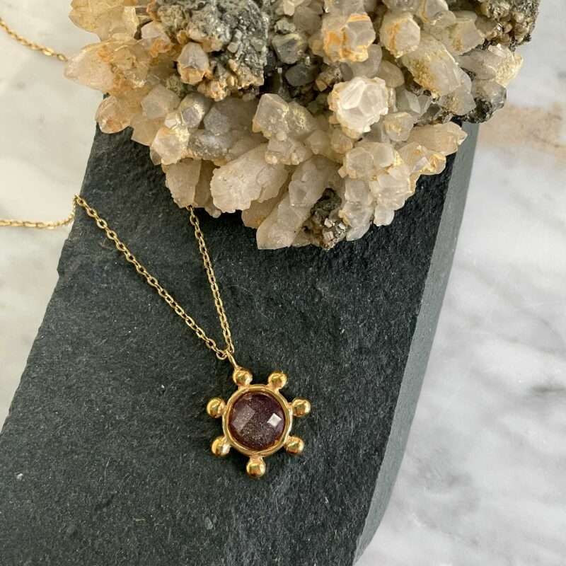Elegant and mysterious, the Starfire Necklace by Sunny Designs features a dark purple stone that exudes sophistication. Handmade from brass, this pendant embodies balance between strength and serenity. Perfect for those who seek a refined yet artistic look.