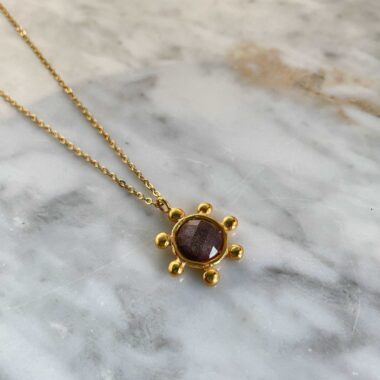 Κομψό και μυστηριώδες, το Starfire κολιέ της Sunny Designs διαθέτει μενταγιόν από ορείχαλκο με σκούρα μωβ πέτρα. Χειροποίητο με προσοχή στη λεπτομέρεια, συμβολίζει τη δημιουργικότητα και την ισορροπία — ιδανικό για όσες αγαπούν τη διακριτική κομψότητα.